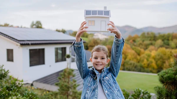 Gadis Yang Bahagia Memegang Model Rumah Kertas Dengan Panel Surya — Stok Foto