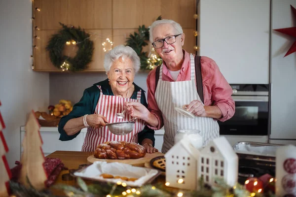 Felices Personas Mayores Horneando Pasteles Navidad Juntos Casa — Foto de Stock