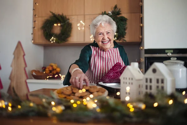 Feliz Mujer Mayor Horneando Pastel Navidad Casa — Foto de Stock