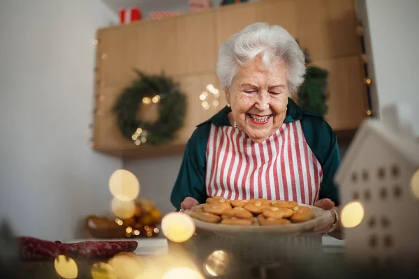 Glückliche Seniorin Backt Hause Einen Weihnachtskuchen — Stockfoto