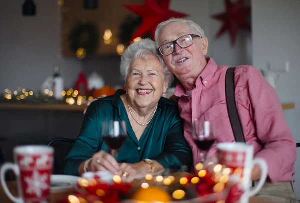Boldog Nyugdíjas Pár Együtt Ünneplik Szilvesztert — Stock Fotó