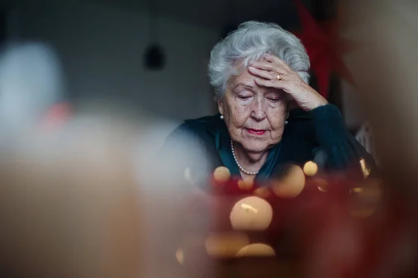 Unglückliche Seniorin Sitzt Allein Und Weint Heiligabend Konzept Der Einsamen — Stockfoto