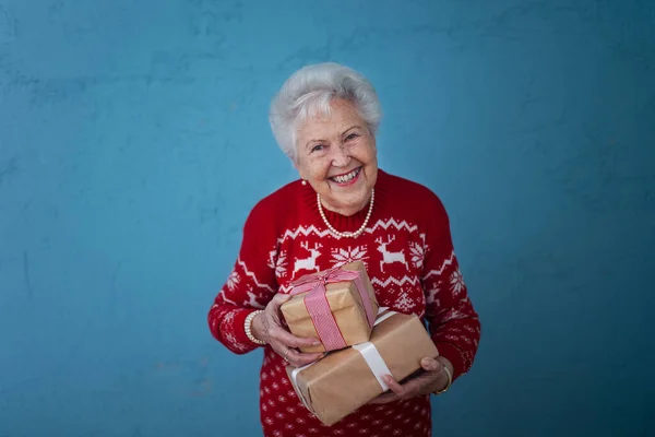 Ritratto Donna Anziana Felice Con Mano Regalo Davanti Sfondo Blu — Foto Stock