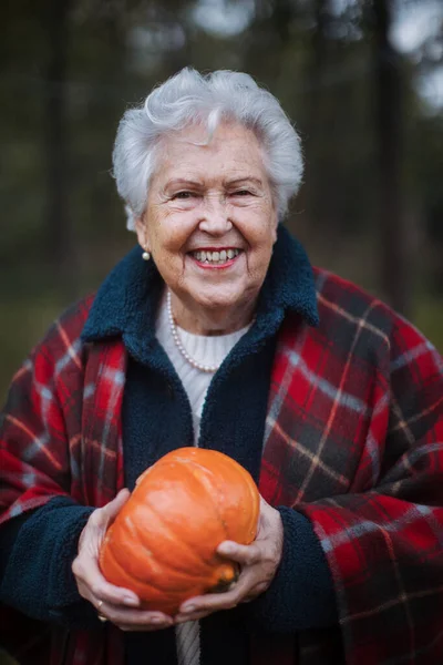 Senior Kvinna Med Pumpor Höst Natur — Stockfoto