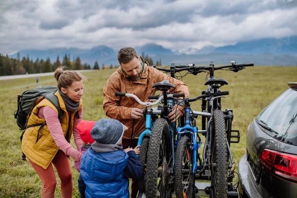 자녀들 자전거타기를 자연스럽게 준비하고 가족은 자동차 선반에서 자전거를 내려놓았다 활동에 — 스톡 사진