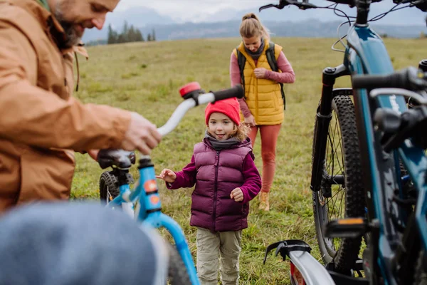 Νεαρή Οικογένεια Μικρά Παιδιά Που Προετοιμάζονται Για Ποδηλασία Στη Φύση — Φωτογραφία Αρχείου