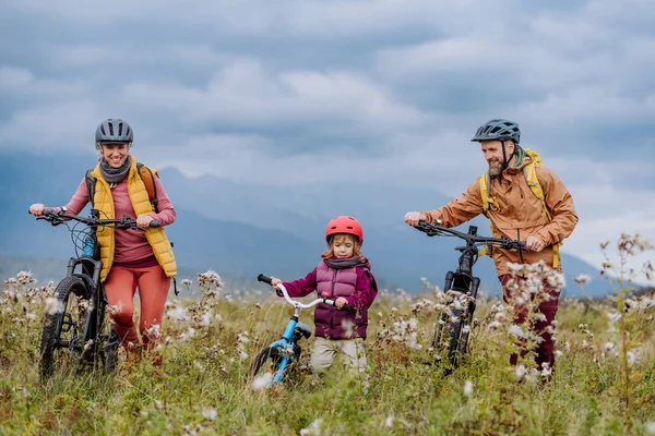 Νεαρή Οικογένεια Μικρή Κόρη Στα Ποδήλατα Στη Μέση Της Φθινοπωρινής — Φωτογραφία Αρχείου