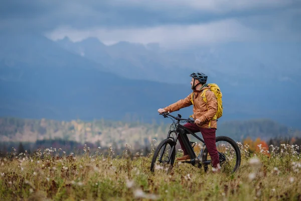 秋の自然の中で自転車でアクティブな男は 山に感心する 健康的なライフスタイルの概念 — ストック写真