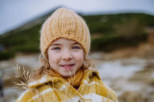 Πορτρέτο Του Μικρού Κοριτσιού Κατά Διάρκεια Του Φθινοπώρου Πεζοπορία Στα — Φωτογραφία Αρχείου