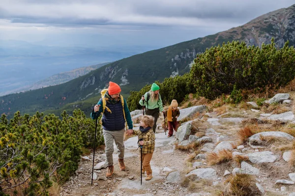 Mutlu Aile Sonbahar Dağlarında Birlikte Yürüyüş Yapıyor — Stok fotoğraf