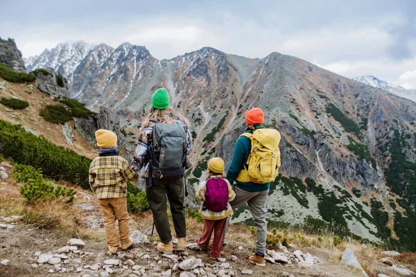Dağlarda Sonbahar Yürüyüşünde Çocuklu Aile Manzarası Sağlıklı Yaşam Tarzı Kavramı — Stok fotoğraf