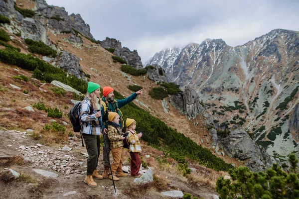 Familia Feliz Caminata Juntos Una Montaña Otoño —  Fotos de Stock
