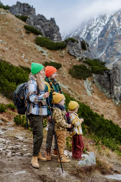 Dağlarda Sonbahar Yürüyüşünde Küçük Çocukları Olan Aile Manzarası Sağlıklı Yaşam — Stok fotoğraf