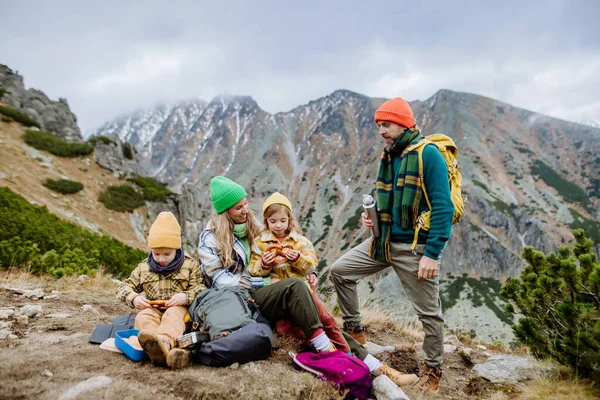 Mutlu Aile Istirahatı Sonbahar Dağlarında Yürüyüş Yaparken Atıştırmalık Yemek — Stok fotoğraf