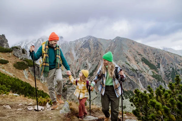 秋の山の中で一緒に幸せな家族ハイキング — ストック写真