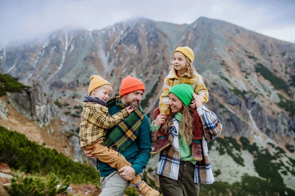Onnelliset Vanhemmat Lapsineen Reppuselässä Syksyllä Patikoimassa Keskellä Vuoria Terveellisen Elämäntavan — kuvapankkivalokuva