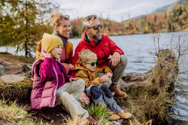 Küçük Çocukları Olan Mutlu Genç Bir Aile Dağlarda Bir Göl — Stok fotoğraf