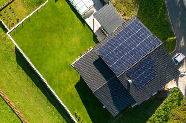 Çatıdaki güneş fotovoltaik panellerin üst görünümü, alternatif enerji, tasarruf kaynakları ve sürdürülebilir yaşam tarzı kavramı.