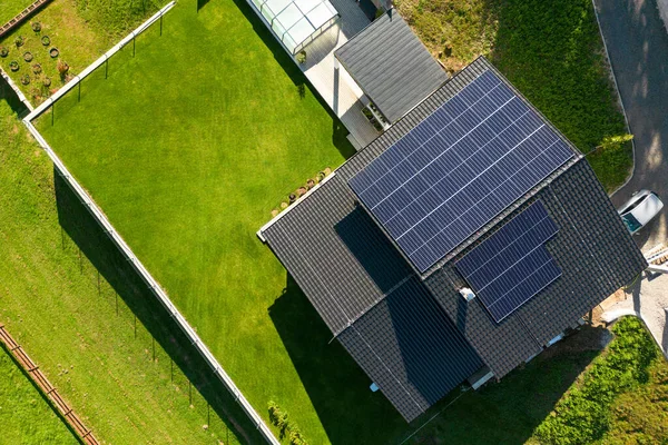 屋根の上の太陽光発電パネルのトップビュー 代替エネルギー 省資源と持続可能なライフスタイルの概念 — ストック写真