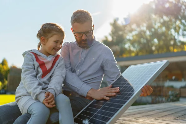 Ayah Menunjukkan Putri Kecilnya Panel Surya Fotovoltaik Menjelaskan Cara Kerjanya — Stok Foto