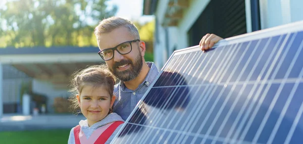 Батько Своєю Маленькою Донькою Біля Будинку Сонячними Панелями Альтернативна Енергія — стокове фото