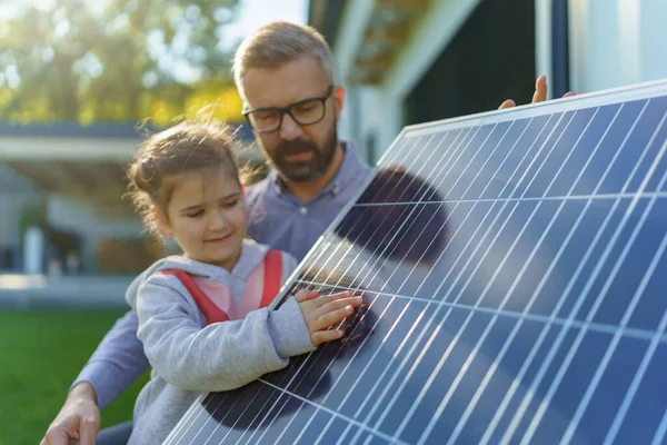 Vater Zeigt Seiner Kleinen Tochter Solarmodule Und Erklärt Wie Das — Stockfoto
