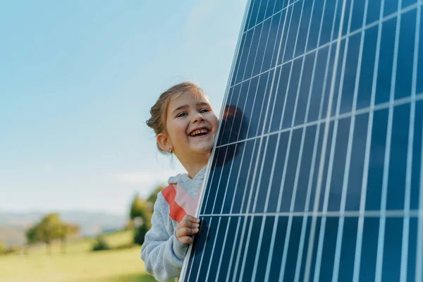 Mała Dziewczynka Trzymająca Fotowoltaiczny Panel Słoneczny Alternatywna Energia Oszczędzanie Zasobów — Zdjęcie stockowe