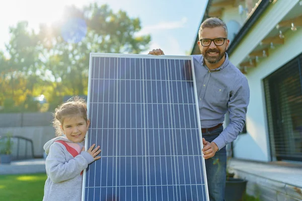 Ojciec Swoją Córeczką Pobliżu Domu Panelami Słonecznymi Alternatywna Energia Oszczędzanie — Zdjęcie stockowe