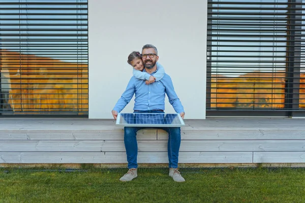 Vader Met Zijn Dochtertje Die Zon Opvangt Zonnepanelen Oplaadt Achtertuin — Stockfoto
