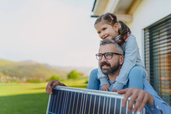 Otec Svou Dcerou Zádech Chytají Slunce Solárním Panelu Útočí Něj — Stock fotografie