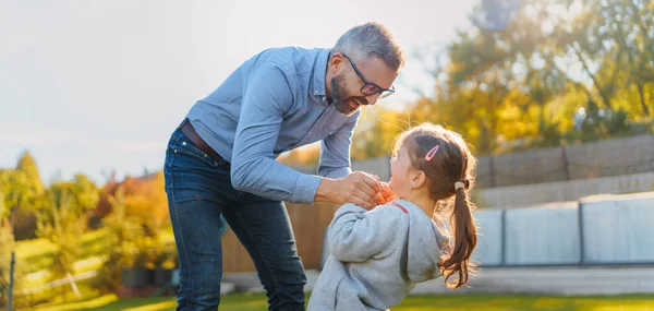 Vater Mit Seiner Kleinen Tochter Amüsiert Sich Einem Sonnigen Herbsttag — Stockfoto