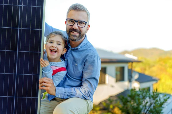 Father His Little Daughter House Solar Panels Alternative Energy Saving — Stock Photo, Image