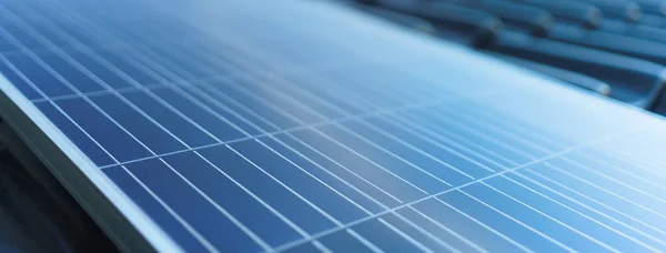 Zbliżenie Panelu Słonecznego Zainstalowanego Dachu — Zdjęcie stockowe