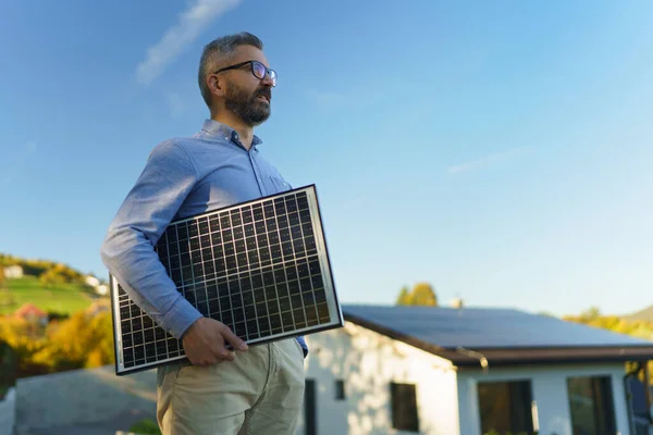 Biznesmen Trzymający Panel Słoneczny Stojący Zewnątrz Ogrodzie — Zdjęcie stockowe