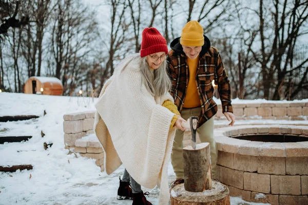 Senior Couple Chopping Wood Together Front House Cold Winter Day — Stock Photo, Image