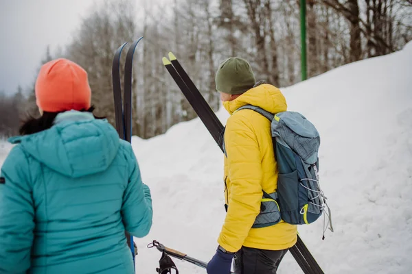Oudere Echtpaar Oversteken Winterbos Met Ski Handen — Stockfoto