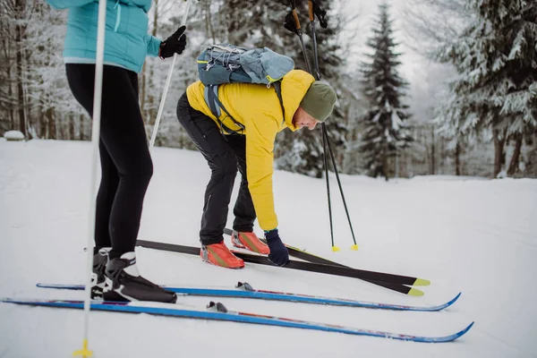 スキーをするシニアカップル 冬の雪の性質に乗る準備 — ストック写真