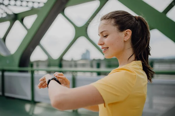 Mladá Žena Kontroluje Smartwatch Městě Připravuje Běh Zdravý Životní Styl — Stock fotografie