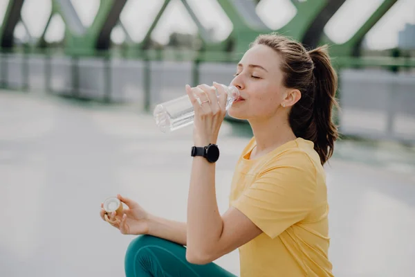 Młoda Kobieta Pijąca Wodę Podczas Joggingu Mieście Zdrowy Styl Życia — Zdjęcie stockowe