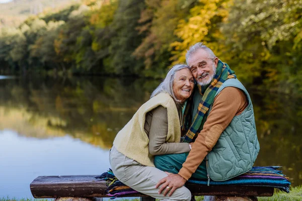 Coppia Anziani Innamorati Seduti Insieme Una Panchina Vicino Lago Durante — Foto Stock