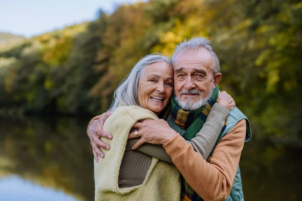 Ηλικιωμένοι Ερωτευμένοι Αγκαλιάζονται Φθινόπωρο Στο Δάσος — Φωτογραφία Αρχείου