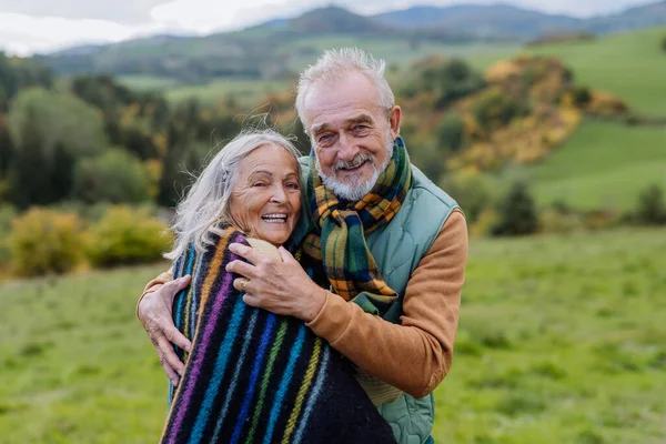 Casal Sênior Apaixonado Abraçando Uns Aos Outros Floresta Outono — Fotografia de Stock