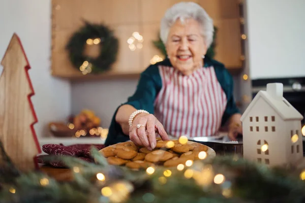 Щаслива Старша Жінка Випікає Різдвяні Торти Вдома — стокове фото