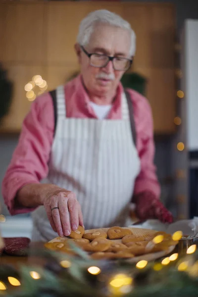 Homem Sênior Assar Pão Gengibre Natal Casa — Fotografia de Stock