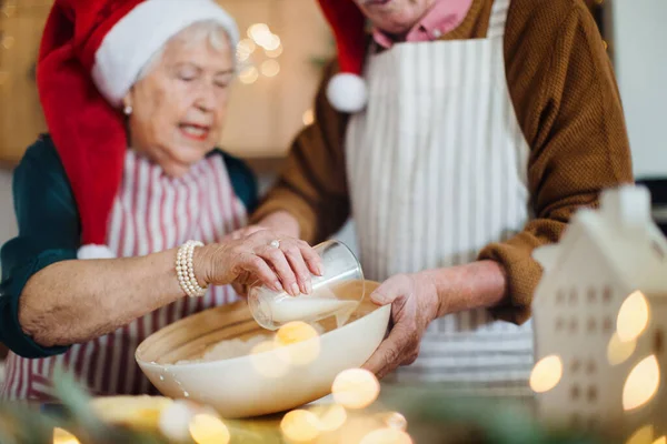 Seniores Felizes Fazendo Bolos Natal Juntos Casa — Fotografia de Stock