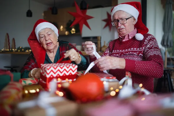 Senior Couple Celebrating Christmas Giving Gifts Each Other — Stock Photo, Image