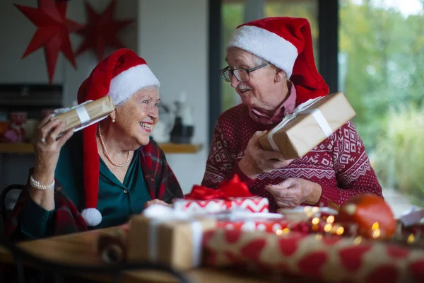 Casal Sênior Celebrando Natal Dando Presentes Uns Aos Outros — Fotografia de Stock
