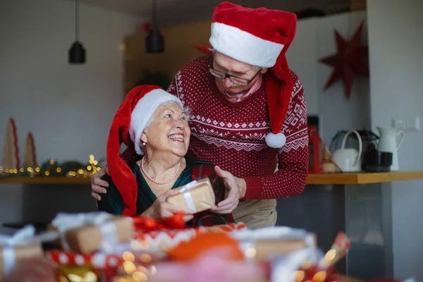 Ηλικιωμένο Ζευγάρι Γιορτάζει Χριστούγεννα Δίνοντας Δώρα Ένας Στον Άλλο — Φωτογραφία Αρχείου