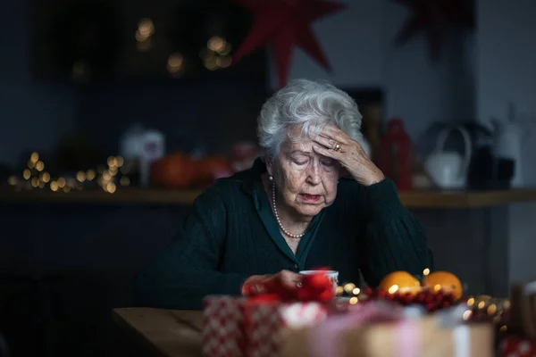 Нещасна Старша Жінка Сидить Самоті Плаче Під Час Різдва Концепція — стокове фото