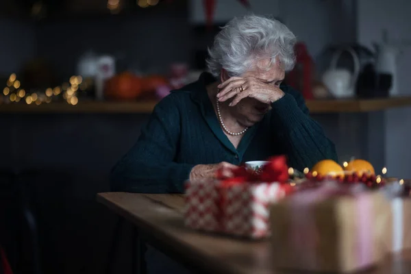 Donna Anziana Infelice Seduta Sola Piangere Durante Vigilia Natale Concetto — Foto Stock